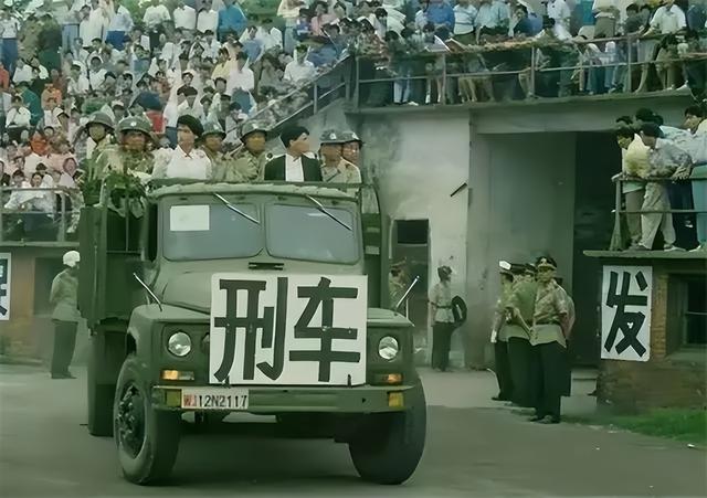 一言不合就当街砍人的唐山菜刀队，砍了一个特殊人物后，迎来末日