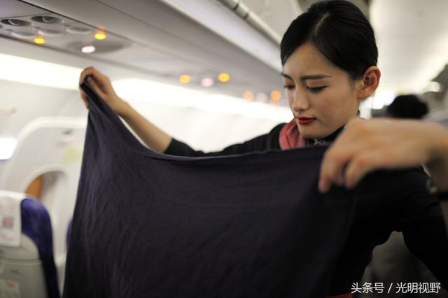 从女主播转型空姐，她用温柔征服了乘客，累到来不及换衣服就睡着