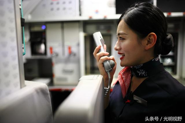 从女主播转型空姐，她用温柔征服了乘客，累到来不及换衣服就睡着