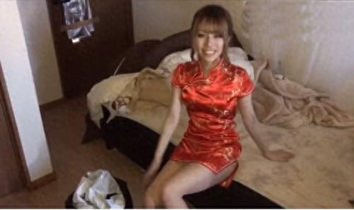 网红女星试穿旗袍，原本高端优雅的礼服，网红能穿出一股风尘感