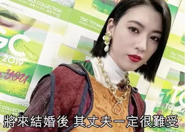 “性感女神”三吉彩花亮相棒球场！紧身皮裤小蛮腰，又美又飒