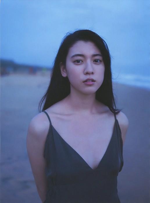 “性感女神”三吉彩花亮相棒球场！紧身皮裤小蛮腰，又美又飒